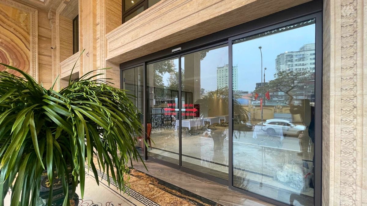 Cửa tự động phản hồi chậm gây gián đoạn trải nghiệm